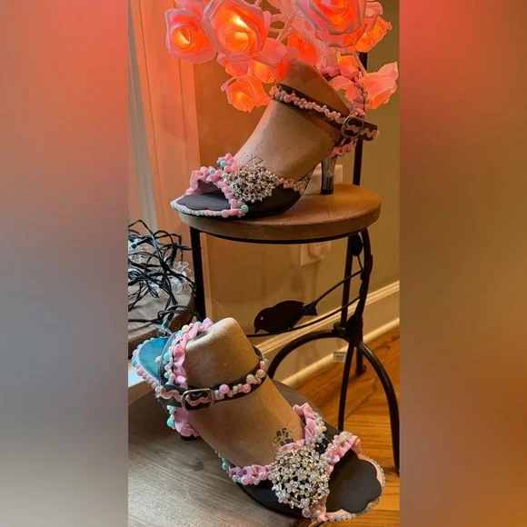Custom, One~of~a~kind, hand embellished shoe in “baby shower” theme, size 40/US9 - Picture 7 of 17